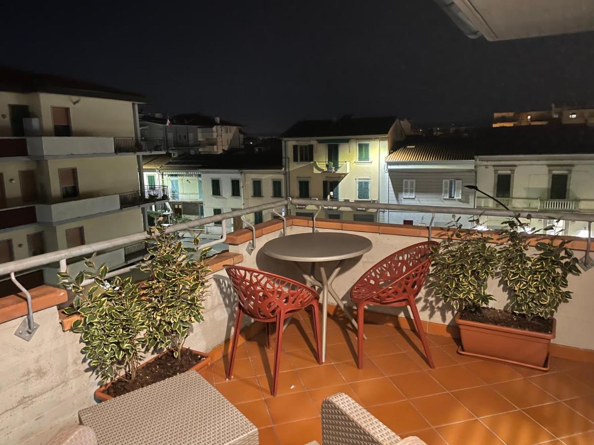 The Loft E&E Blue Sky Apartment เอมโปลี ภายนอก รูปภาพ